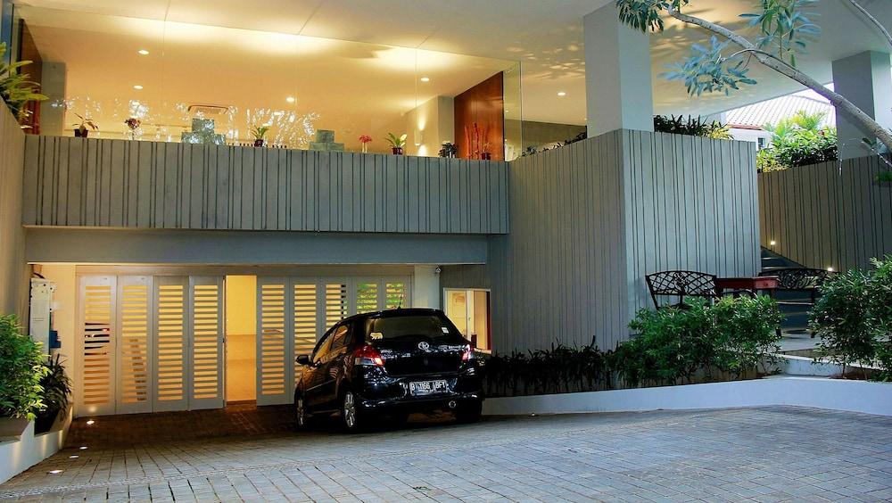 Zen Rooms Patra Kuningan Syariah Jakarta Exterior photo